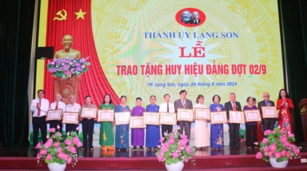 Thành ủy Lạng Sơn tổ chức trao Huy hiệu Đảng cho 124 đảng viên