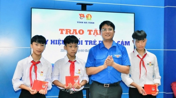 Trao Huy hiệu Tuổi trẻ dũng cảm cho 3 nam sinh cứu 2 em nhỏ đuối nước