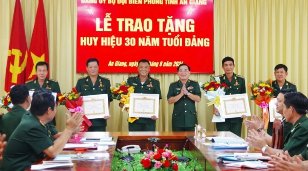 Trao tặng Huy hiệu 30 năm tuổi Đảng cho 6 Đảng viên thuộc Đảng bộ Bộ đội Biên phòng tỉnh An Giang