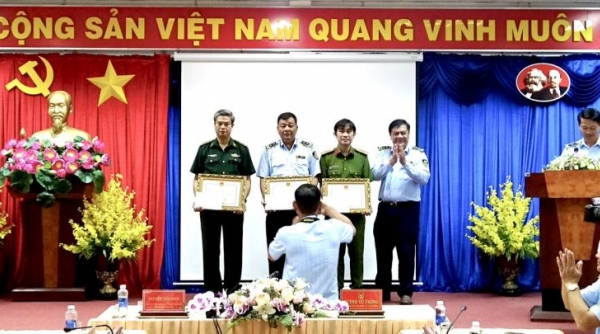 Cà Mau: Trao tặng Bằng khen cho tập thể, cá nhân có thành tích xuất sắc trong công tác chống buôn lậu, GLTM và hàng giả