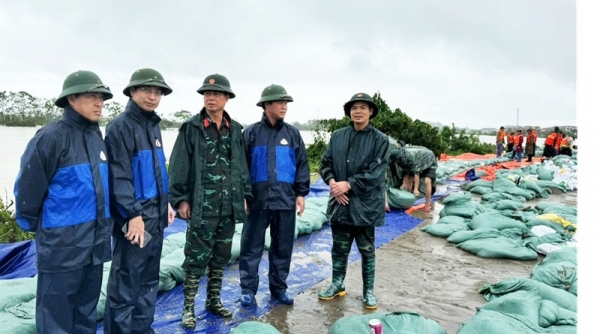 Bắc Ninh: Phó Chủ tịch UBND tỉnh Lê Xuân Lợi kiểm tra công tác đảm bảo an toàn tuyến đê Hữu Cầu và tiêu úng