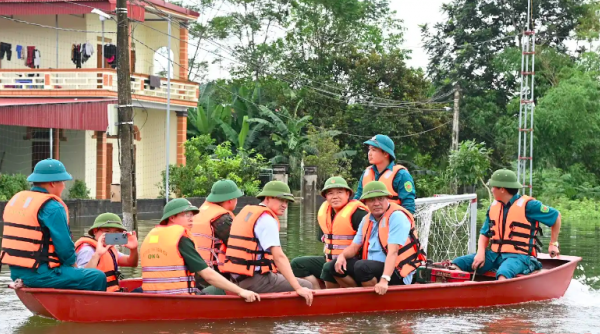 Lực lượng vũ trang Thanh Hóa duy trì nghiêm ứng trực 24/24, hỗ trợ các hộ dân bị ảnh hưởng bởi mưa lũ