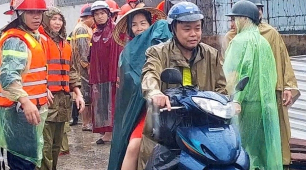 Hải Phòng: Hỗ trợ đưa hơn 100 người dân sinh sống tại khu vực đê sông Lạch Tray đến nơi an toàn