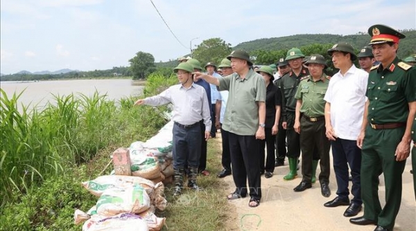 Tổng Bí thư, Chủ tịch nước thị sát việc gia cố đê, tặng quà người dân vùng lũ Tuyên Quang