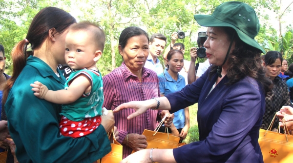 Phó Chủ tịch nước Võ Thị Ánh Xuân thăm, tặng quà người dân bị bão lụt tại Lạng Sơn