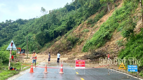 Sạt lở tại nút ra IC 11 đường cao tốc Nội Bài - Lào Cai