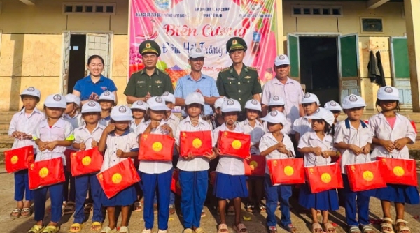 Đồn Biên phòng cửa khẩu quốc tế Lao Bảo: Mang Tết Trung thu đến với bản “đặc biệt” xã Tân Thành