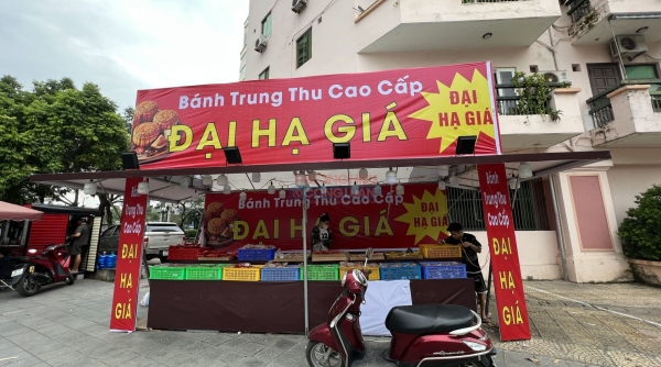 Hà Nội: Bánh trung thu “đại hạ giá” xuống phố