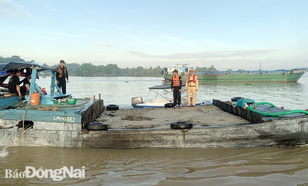 Tiếp tục phát hiện bơm hút cát trái phép trên sông Đồng Nai