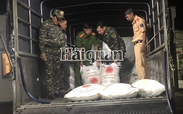 Hải quan Đồng Tháp bắt giữ vụ vận chuyển 2.550 kg đường nhập lậu