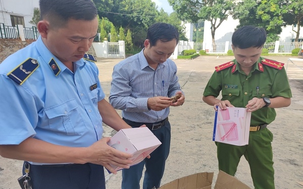 Lào Cai: Thu giữ hơn 3.000 sản phẩm thực phẩm đóng gói không rõ nguồn gốc