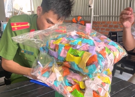 Hàng chục học sinh ở Quảng Ngãi nghi bị ngộ độc sau khi ăn kẹo không rõ nguồn gốc