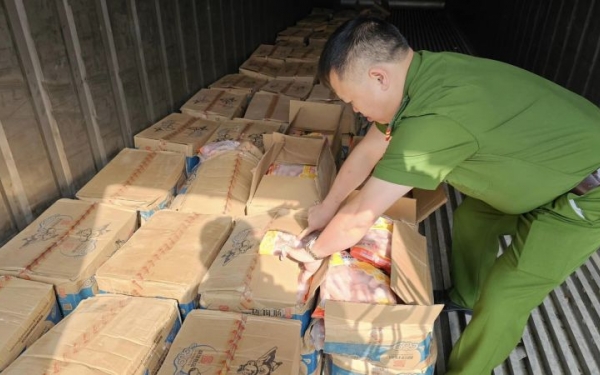 Lạng Sơn: Tiêu hủy 1,5 tấn thực phẩm không rõ nguồn gốc xuất xứ