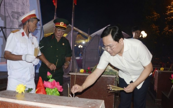 Lãnh đạo tỉnh Bắc Ninh thắp nến tri ân Anh hùng liệt sỹ tại các địa phương