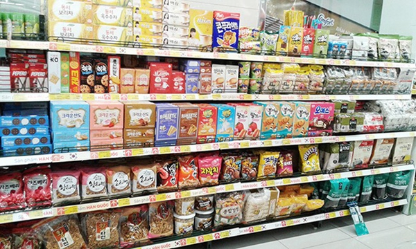 Hoa quả, bánh kẹo ngoại đang ùn ùn về Việt Nam đón Tết Hoa quả, bánh kẹo ngoại đang ùn ùn về Việt Nam đón Tết
