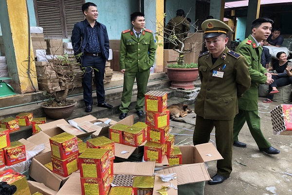 Lạng Sơn: Thu giữ 200 kg pháo nổ loại 36 quả/dàn Lạng Sơn: Thu giữ 200 kg pháo nổ loại 36 quả/dàn