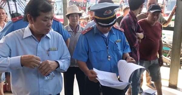 Cận Tết Nguyên đán loạn giá vé xe: Thanh tra giao thông ‘đột kích’ bến xe miền Đông Cận Tết Nguyên đán loạn giá vé xe: Thanh tra giao thông ‘đột kích’ bến xe miền Đông