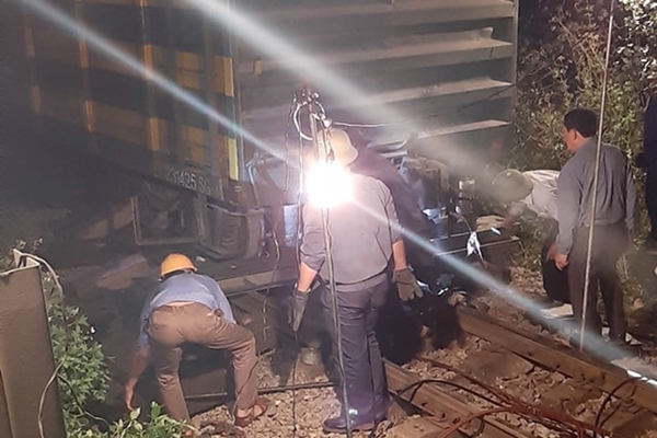 Tàu hàng trật bánh, đường sắt Bắc - Nam bị gián đoạn Tàu hàng trật bánh, đường sắt Bắc - Nam bị gián đoạn
