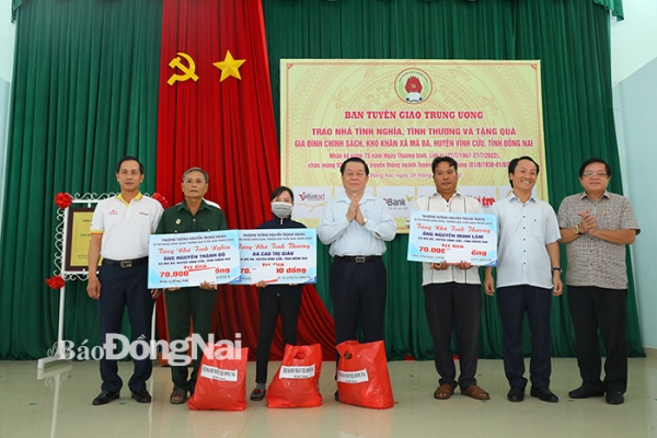 Trưởng ban Tuyên giáo Trung ương trao nhà tình nghĩa cho cựu chiến binh ở Đồng Nai