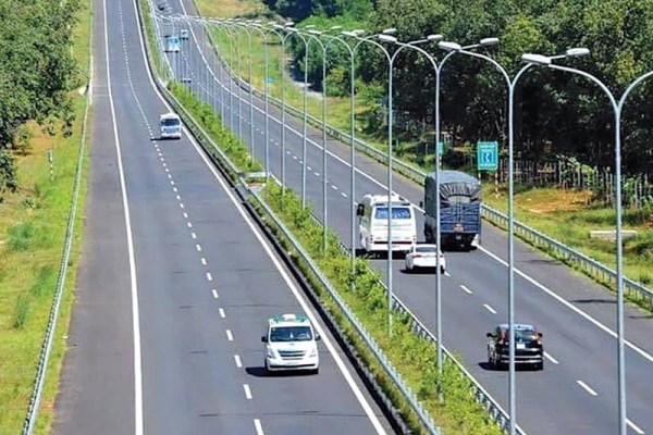 Đường cao tốc phải có quy mô tối thiểu 04 làn xe hoàn chỉnh theo đúng tiêu chuẩn kỹ thuật