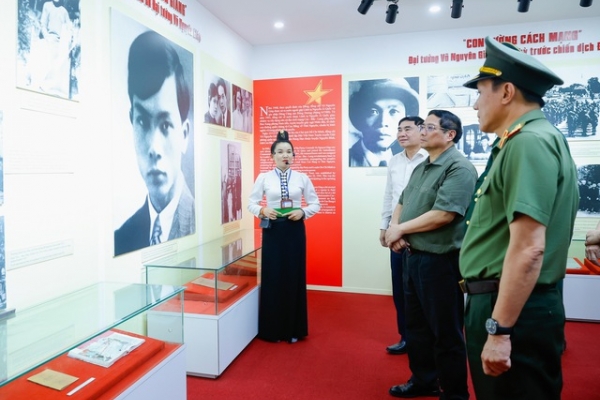 Thủ tướng Phạm Minh Chính dâng hương Đại tướng Võ Nguyên Giáp và tri ân những người làm nên Chiến thắng Điện Biên Phủ