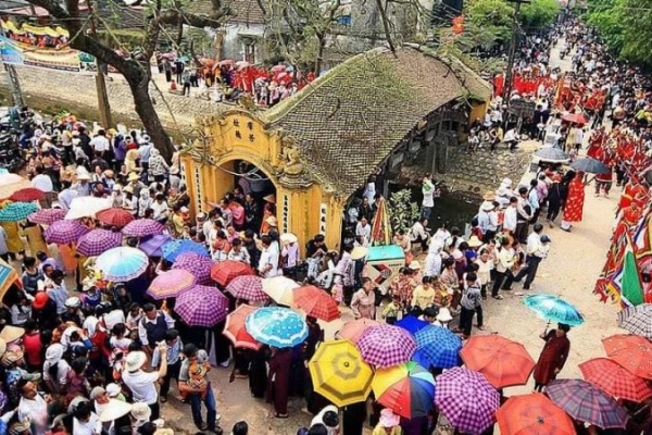 Về Hải Hậu thăm cây cầu ngói hơn 500 năm tuổi và khám phá những nét độc đáo cổ truyền trong lễ hội chùa Lương