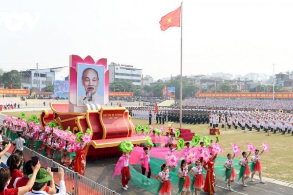 Người dân Điện Biên Phủ đổ ra đường chờ đón lễ diễu binh, diễu hành