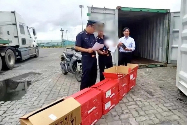 Hải quan phát hiện lô dầu nhớt trị giá 2 tỷ đồng nghi giả mạo nhãn hiệu