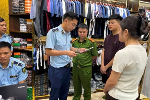 Bắc Ninh: Phát hiện lô hàng thời trang giả thương hiệu nổi tiếng quy mô lớn