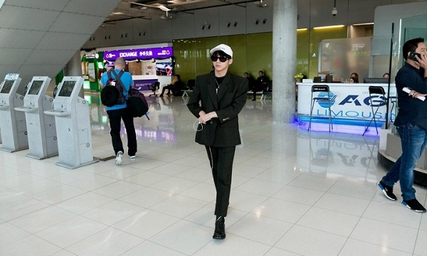 Sơn Tùng M-TP xuất hiện “cực ngầu” tại sân bay Thái Lan