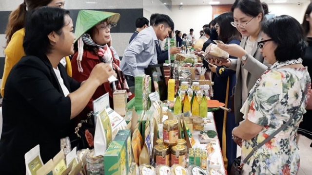 Luật Bảo vệ quyền lợi người tiêu dùng hiện hành đang quy định khái niệm người tiêu dùng gồm cả cá nhân và các tổ chức