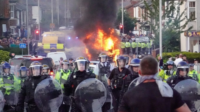 Sau vụ bạo lực, Thủ tướng Anh Keir Starmer h&agrave;nh động khẩn