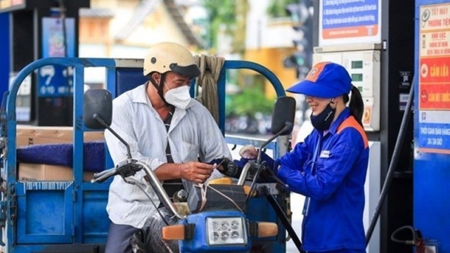 Giá xăng dầu hôm nay 21/8: Bật tăng