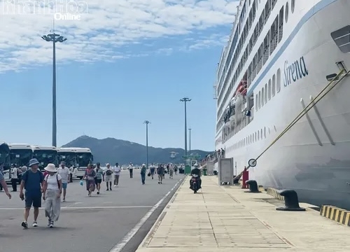 Hai chuyến tàu du lịch biển cùng 3.400 du khách cập bến đến Khánh Hòa - thuonghieucongluan.com.vn