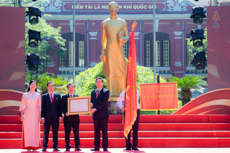 Huế: Ngôi trường 130 năm tuổi đón nhận Huân chương Độc lập hạng Ba