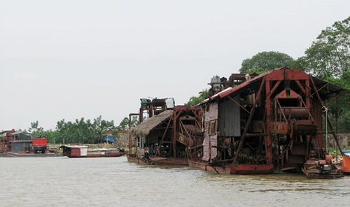 Hà Nội: Bắt giữ 15 tàu khai thác cát trái phép trên sông Hồng - Hình 1