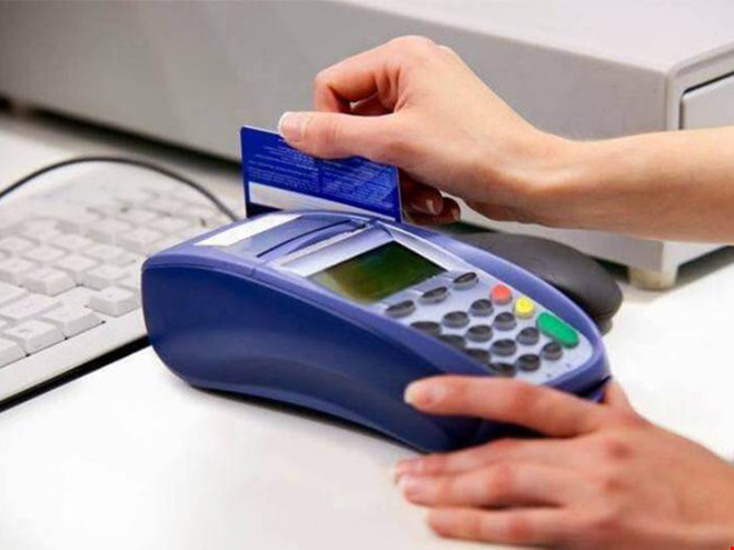 Người dân cần nắm rõ quy định thu phí thẻ tín dụng - Hình 1
