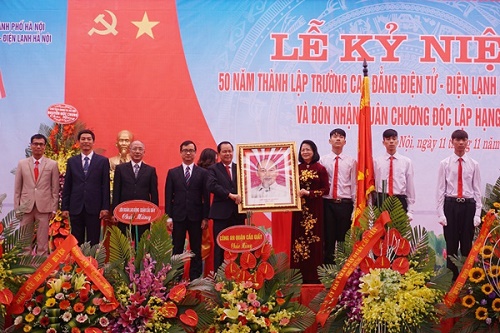 Trường Cao đẳng Điện tử - Điện lạnh Hà Nội đón nhận Huân chương Độc lập hạng Ba - Hình 1