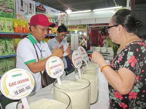 Tìm lối ra cho gạo Việt