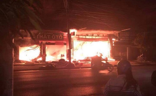 Quảng Ninh: Cửa hàng nội thất bốc cháy ngùn ngụt - Hình 1