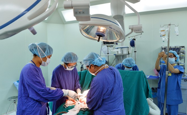Bệnh viện E cắt bỏ thành công khối u nặng hơn 7 kg trong ngực một thanh niên - Hình 1