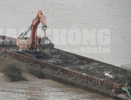 UBND TP.Hà Nội: Chỉ đạo làm rõ, xử lý vụ việc tàu chở bùn thải đổ xuống Sông Hồng - Hình 1