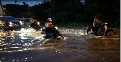 TP. HCM: Triều cường dâng cao, người dân ngâm mình trong nước - Hình 1