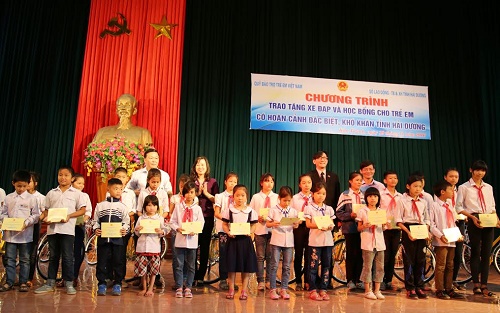 Trao quà và học bổng cho trẻ em có hoàn cảnh đặc biệt, khó khăn tại Hải Dương