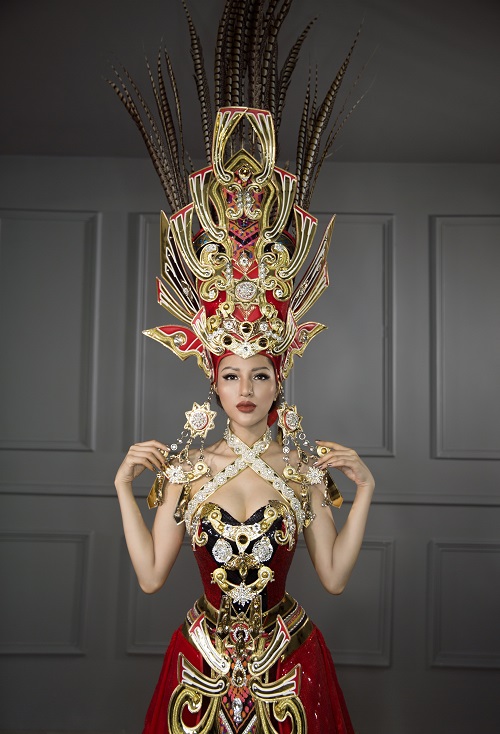 Hé lộ Quốc phục “phá kỷ lục” của Khả Trang tại Hoa hậu Siêu quốc gia 2016 - Hình 5