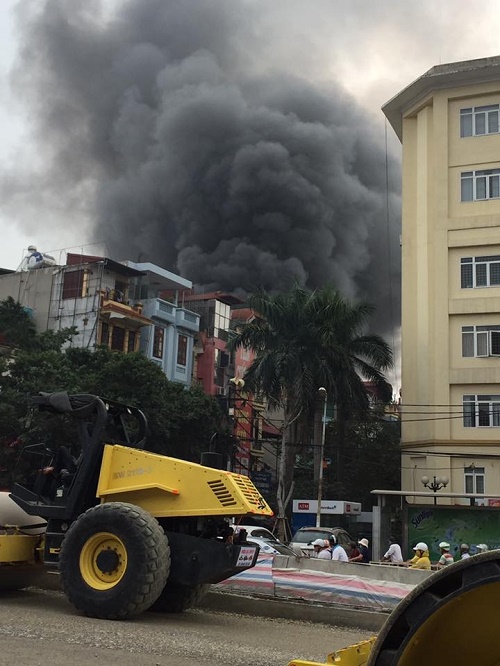 Hà Nội: Cháy lớn trên đường Trần Khát Chân, khói đen bốc cao hàng chục mét - Hình 1
