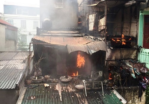 Hà Nội: Cháy lớn trên đường Trần Khát Chân, khói đen bốc cao hàng chục mét - Hình 2
