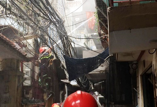 Hà Nội: Cháy lớn trên đường Trần Khát Chân, khói đen bốc cao hàng chục mét - Hình 3