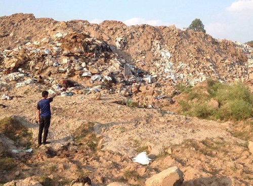 Đại công trường “lấp” sông Hồng bằng phế liệu, rác thải sinh hoạt - Hình 1