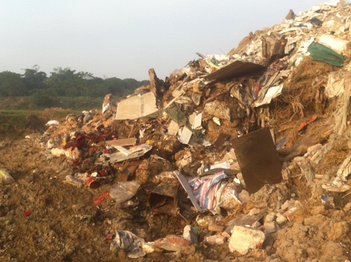 Đại công trường “lấp” sông Hồng bằng phế liệu, rác thải sinh hoạt - Hình 2